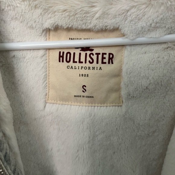 Hollister jacket with fur on the inside - Picture 3 of 3
